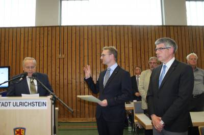 Wahl EKB - Kreistagsvorsitzender Dr. Hans Heuser (links) nahm den Beamteneid des neuen hauptamtlichen Wahlbeamten ab, rechts Landrat Görig.